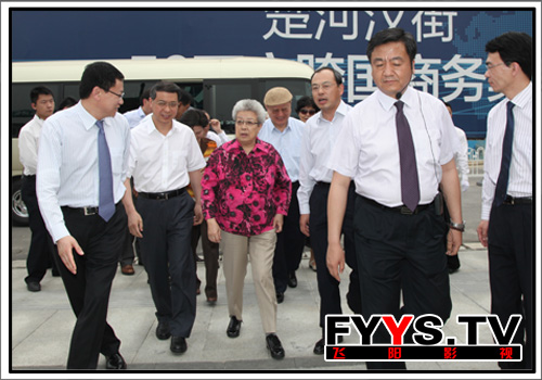 武汉摄像 国务院前副总理吴仪视察汉街(图5)