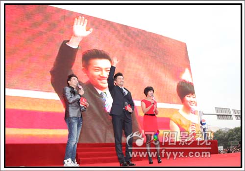 ”新科影帝”苏有朋亲临现场摩尔城开业盛典万人争睹(图2) ”新科影帝”苏有朋亲临现场摩尔城开业盛典万人争睹(图2)
