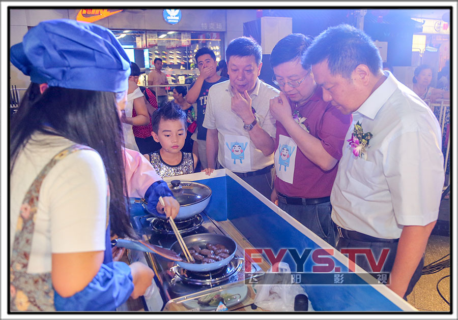 2018港华紫荆“我给妈妈做道菜”第四届全国小厨神烹饪大赛华南西南（武汉）决赛(图2)