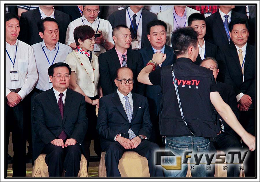 武汉大型合影照 华人首富李嘉诚及省领导参加长江商会论坛(图2) 武汉大型合影照 华人首富李嘉诚及省领导参加长江商会论坛(图2)