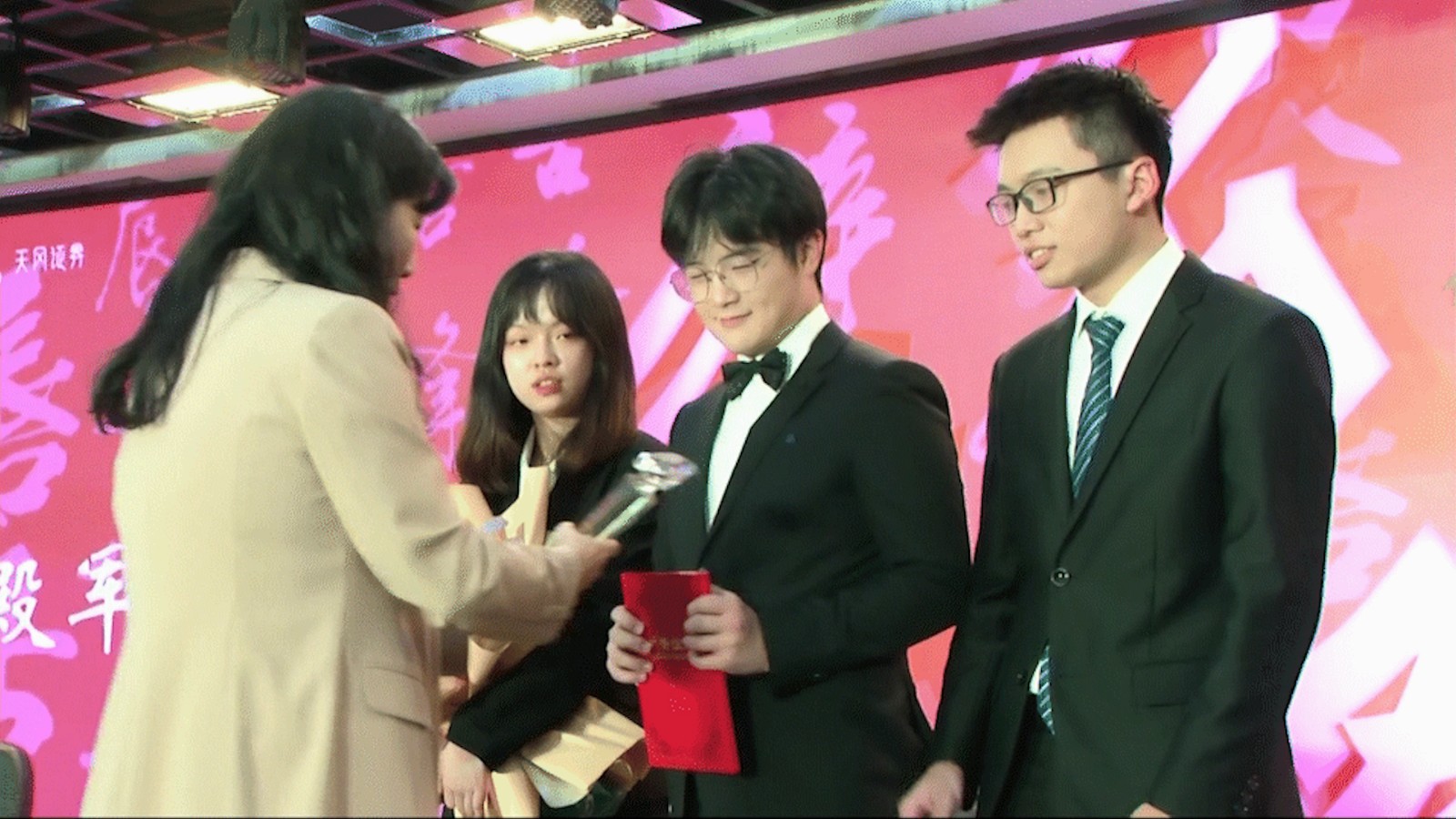 武汉大学第三十三届唇舌烽火辩论赛(图3) 武汉大学第三十三届唇舌烽火辩论赛(图3)